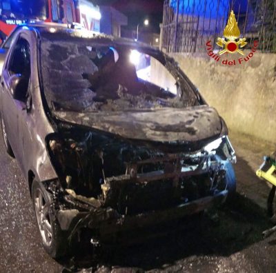 La Toyota data alle fiamme a Nuoro