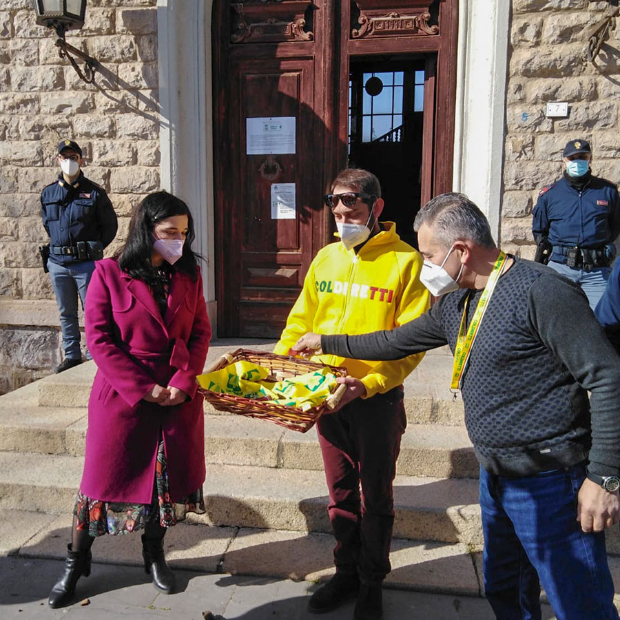 Caro prezzi. Gli allevatori di Arborea consegnano le chiavi al sindaco