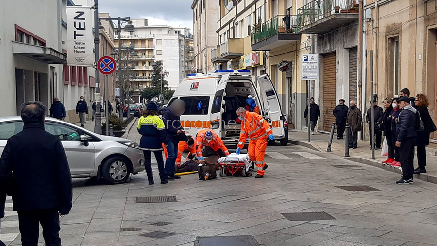 Nuoro. Tragedia sfiorata in via Roma: donna investita sulle strisce