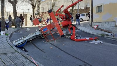 La scena dell'incidente in via Malta a Nuoro (foto Cronache Nuoresi)