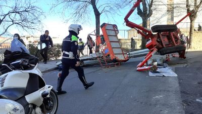 La scena dell'incidente in via Malta a Nuoro (foto Cronache Nuoresi)
