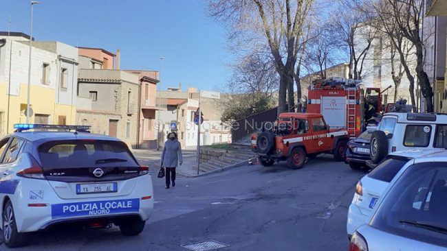 La scena dell'incidente in via Malta a Nuoro (foto Cronache Nuoresi)