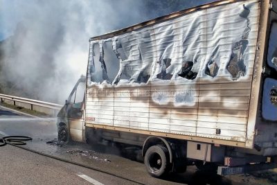 L'automezzo dopo l'incendio
