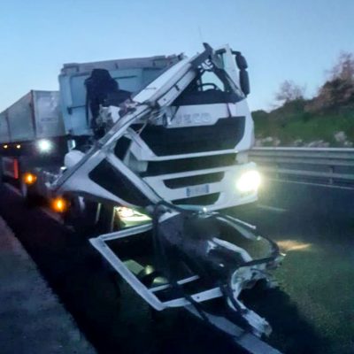 L'automezzo dopo l'incidente