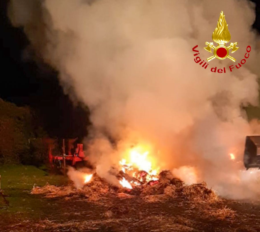 Attentato incendiario contro un’azienda agricola: distrutti 300 balle di foraggio e un trattore, muore un cane