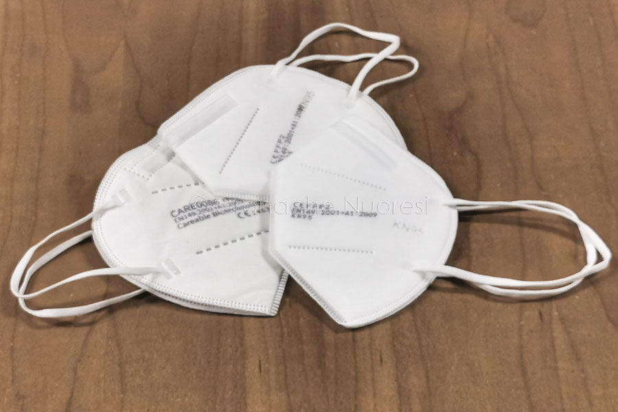 Covid. Negli ospedali mascherine ancora per un mese, stop su bus