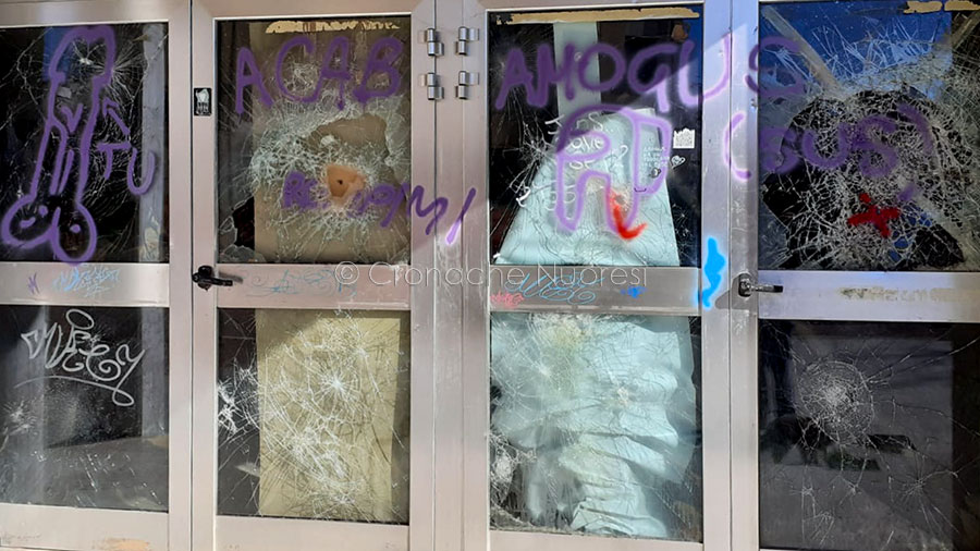 Nuoro. Il centro storico in preda ai vandali: ovunque danni alla cosa pubblica e alla proprietà privata