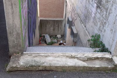 Nuoro, uno dei passaggi esterni della polifunzionale di via Roma (foto Cronache Nuoresi)