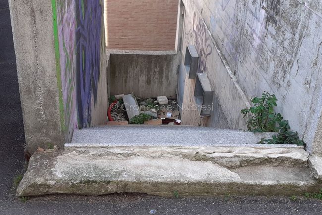 Nuoro, uno dei passaggi esterni della polifunzionale di via Roma (foto Cronache Nuoresi)
