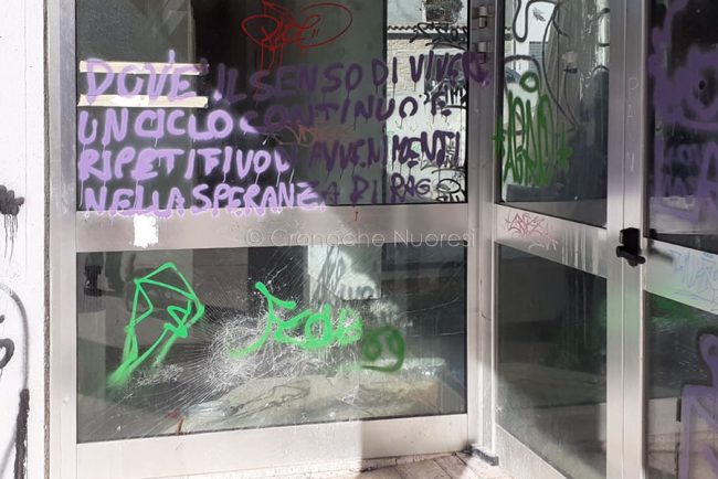 Nuoro, uno degli ingressi posteriori della polifunzionale di via Roma (foto Cronache Nuoresi)