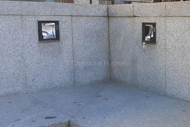 Nuoro, una delle luci esterne della polifunzionale di via Roma (foto Cronache Nuoresi)