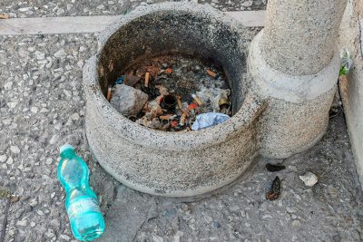 Nuoro. Deiezioni canine (foto Cronache Nuoresi)