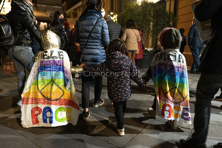 Giornata europea contro le guerre: a Nuoro Flash mob davanti alla Prefettura