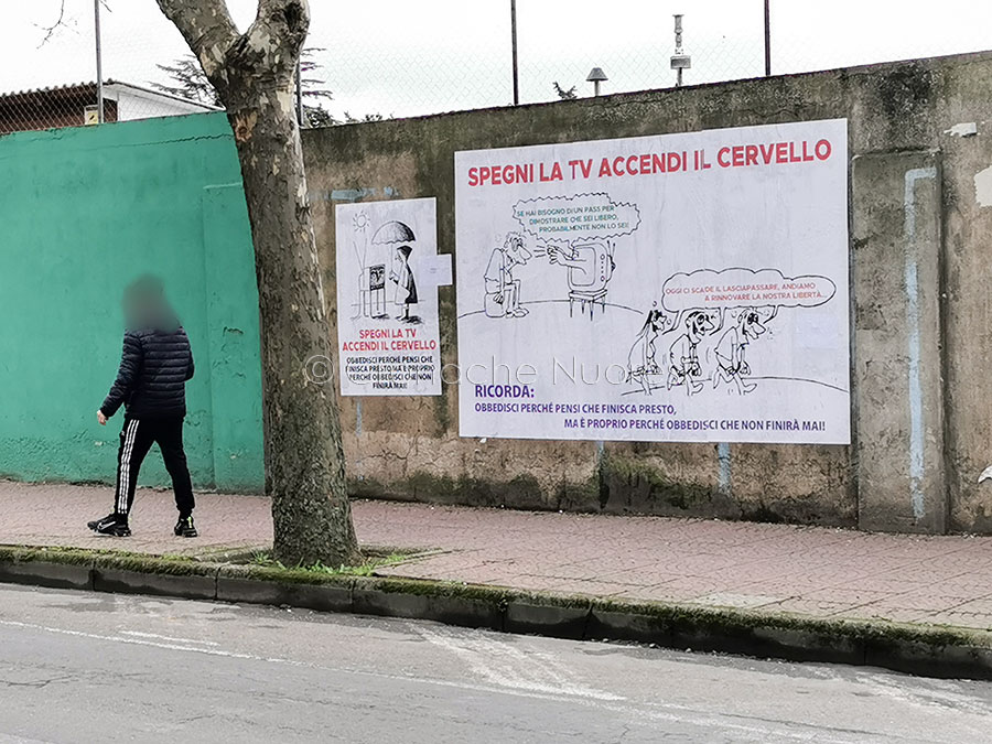 “Spegni la tv e accendi il cervello”: a Nuoro spuntano dei manifesti contro l’obbligo del green pass