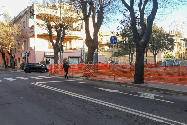 Studentessa costretta a passare sulla carreggiata in via Toscana (foto Cronache Nuoresi)