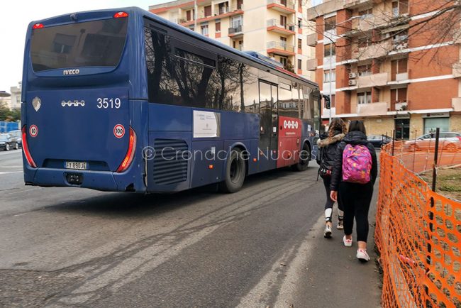 Studenti costretti a passare sulla carreggiata in piazza Veneto (foto Cronache Nuoresi)