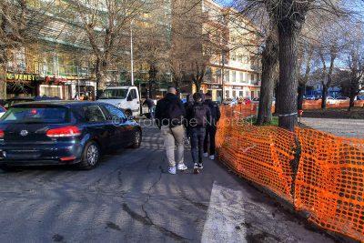 Studenti costretti a passare sulla carreggiata in piazza Veneto (foto Cronache Nuoresi)