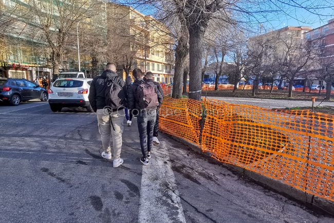 Studenti costretti a passare sulla carreggiata in piazza Veneto (foto Cronache Nuoresi)