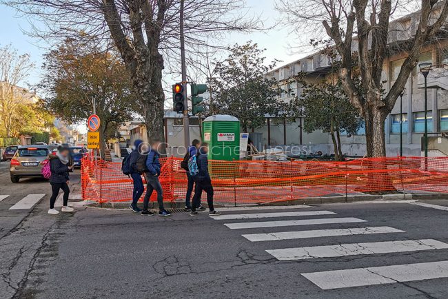 Studenti costretti a passare sulla carreggiata in via Toscana (foto Cronache Nuoresi)