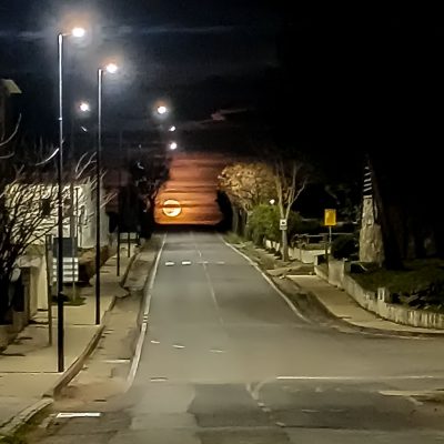 Una splendida luna sui cieli di Loculi (foto Rossella Ruju)
