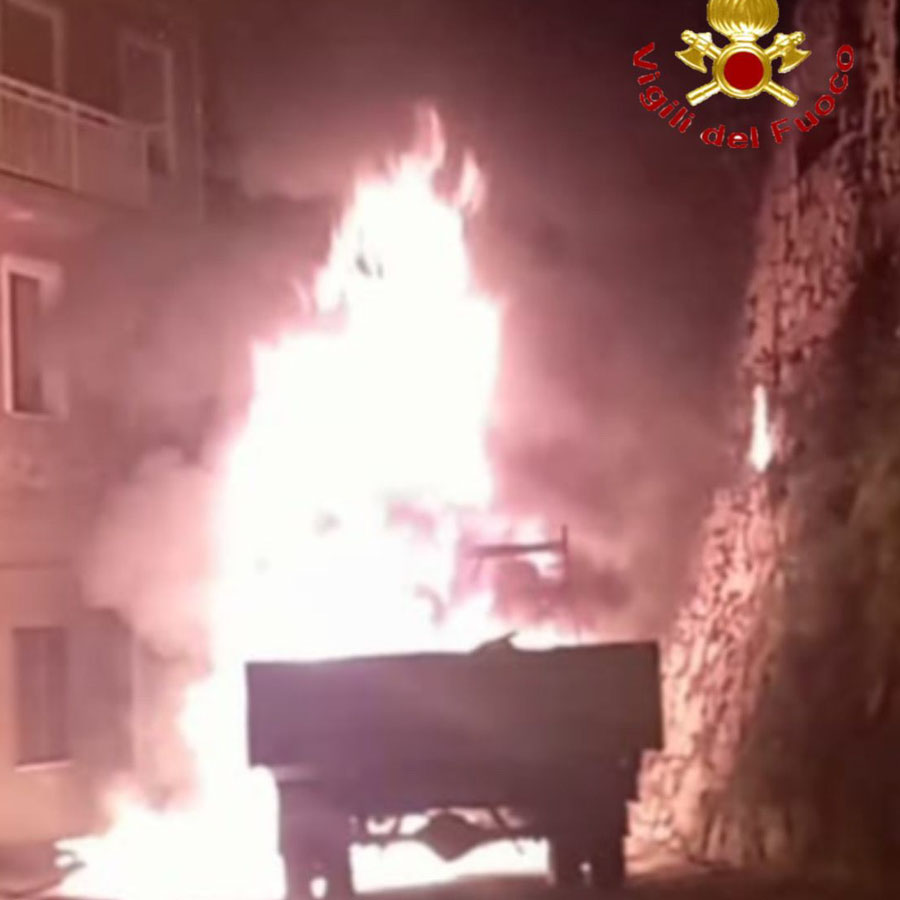 Attentato incendiario a Bitti: a fuoco un camioncino e un’autovettura