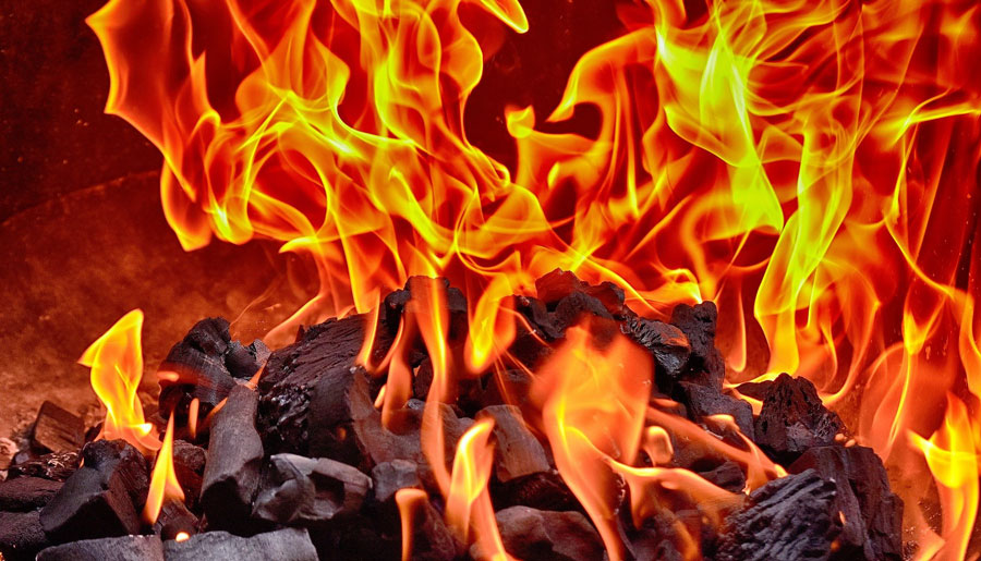 Un malore, cade davanti al caminetto e la coperta prende fuoco: 89enne muore carbonizzato