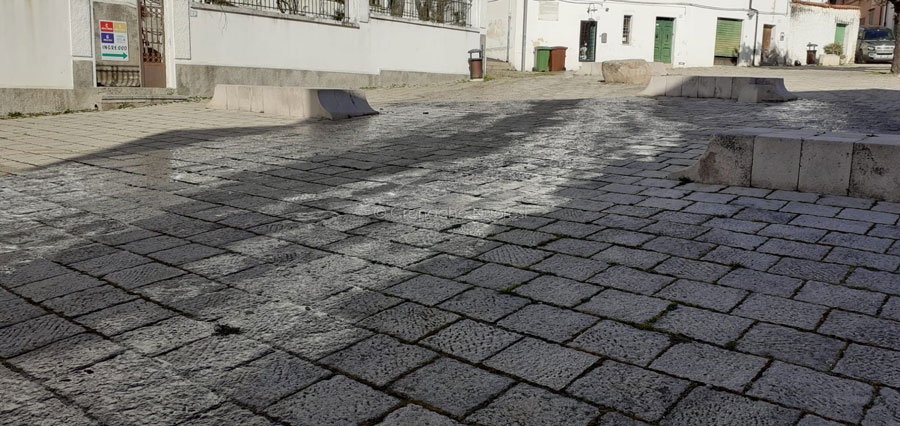 Nuoro. Rete idrica colabrodo: perdita d’acqua da un mese in piazza Satta