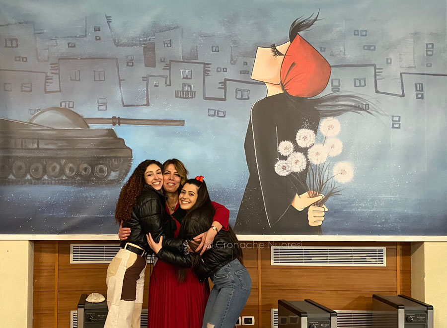 Alessia-e-Stefania-con-la-Preside-Silvia-Meloni