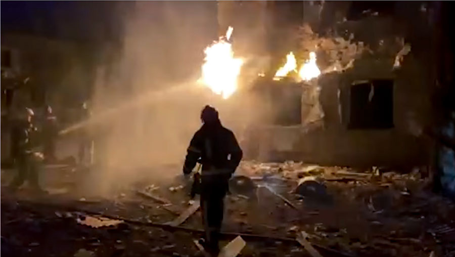 Guerra in Ucraina. Bombardati i sobborghi di Kiev. Raid su un ospedale oncologico a Mykolaiv