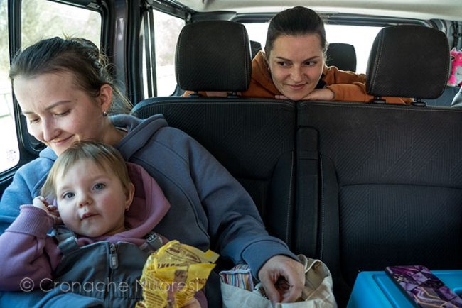 Famiglia ucraina in viaggio per l'Italia (foto S.Novellu)