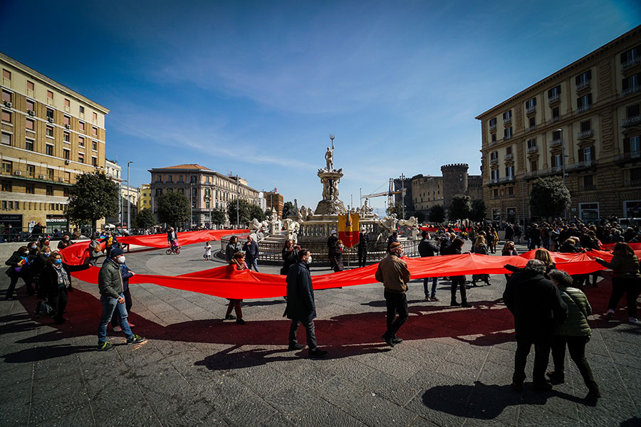 Guerra in Ucraina. Zelensky si collega con la manifestazione di Firenze. Putin sente Macron e Scholz