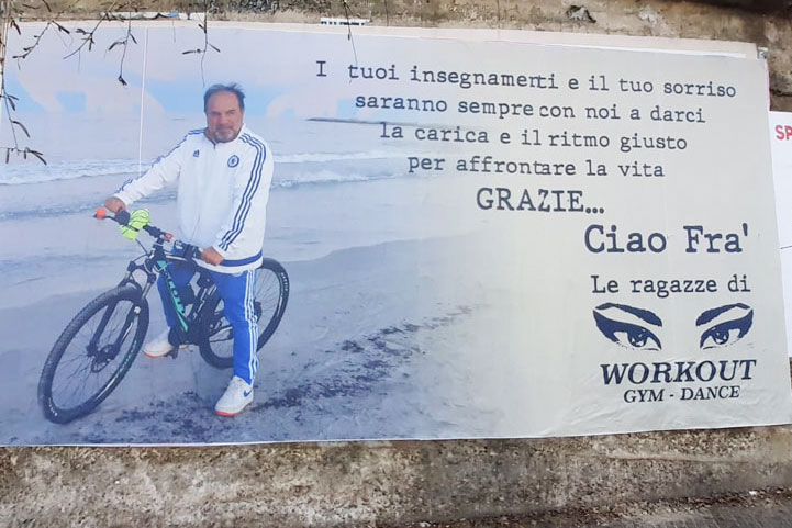 Nuoro. Ad un mese dalla scomparsa le allieve di Franco Porcu lo ricordano con un cartellone e un deambulatore donato all’Hospice