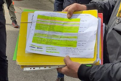 I registri aziendali consegnati oggi al Prefetto di Nuoro (foto F.Nieddu)