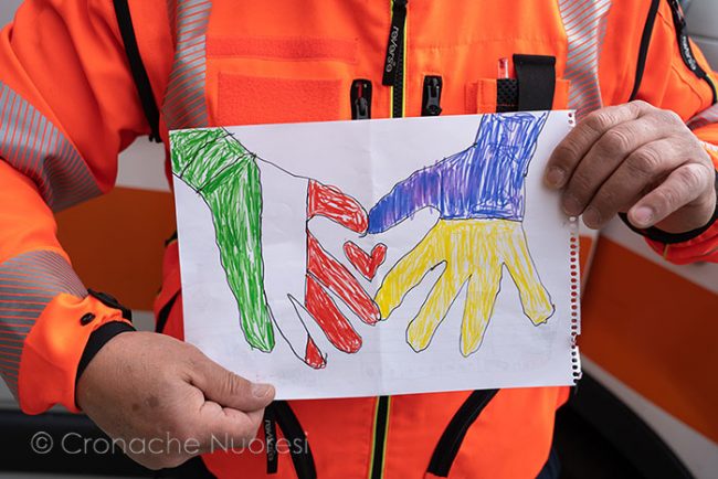 Il ringraziamento del piccolo Oleg agli equipaggi (foto S.Novellu)