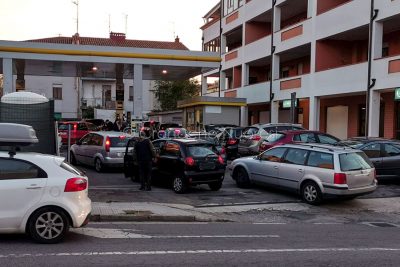 Nuoro, coda alle pompe di benzina (foto S.Novellu)