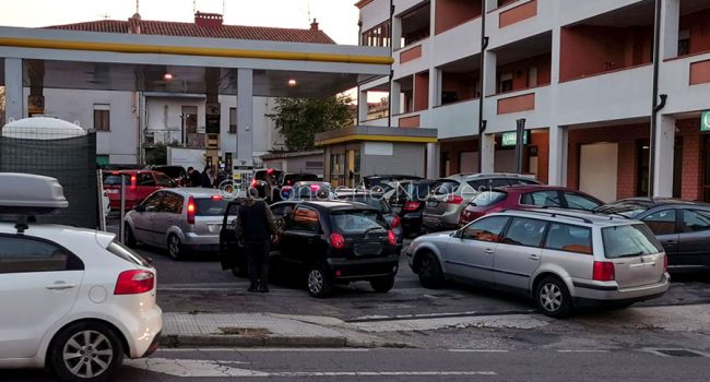 Nuoro, coda alle pompe di benzina (foto S.Novellu)