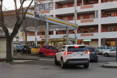 Nuoro, coda alle pompe di benzina (foto S.Novellu)