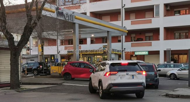 Nuoro, coda alle pompe di benzina (foto S.Novellu)