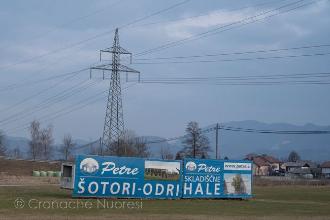 Slovenia, paesaggio con cartello pubblicitario (foto S.Novellu)