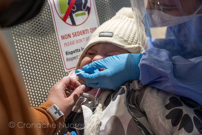 Tamponi anti Covid prima dell'imbarco (foto S.Novellu)