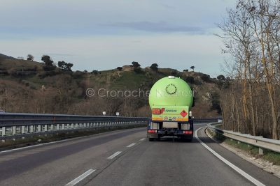 Un mezzo pesante sulla 131 DCN