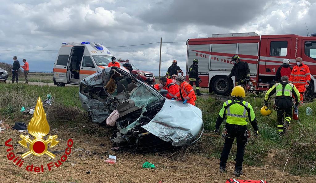 23enne alla guida di un furgone perde la vita nello scontro contro un’auto