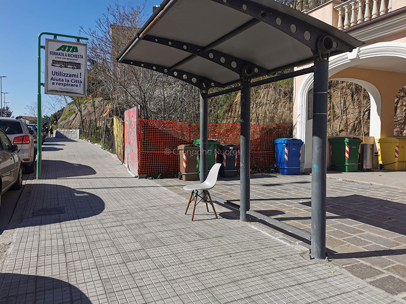 Nuoro. In via Brigata Sassari, in attesa della panchina per attendere il “postalino”…