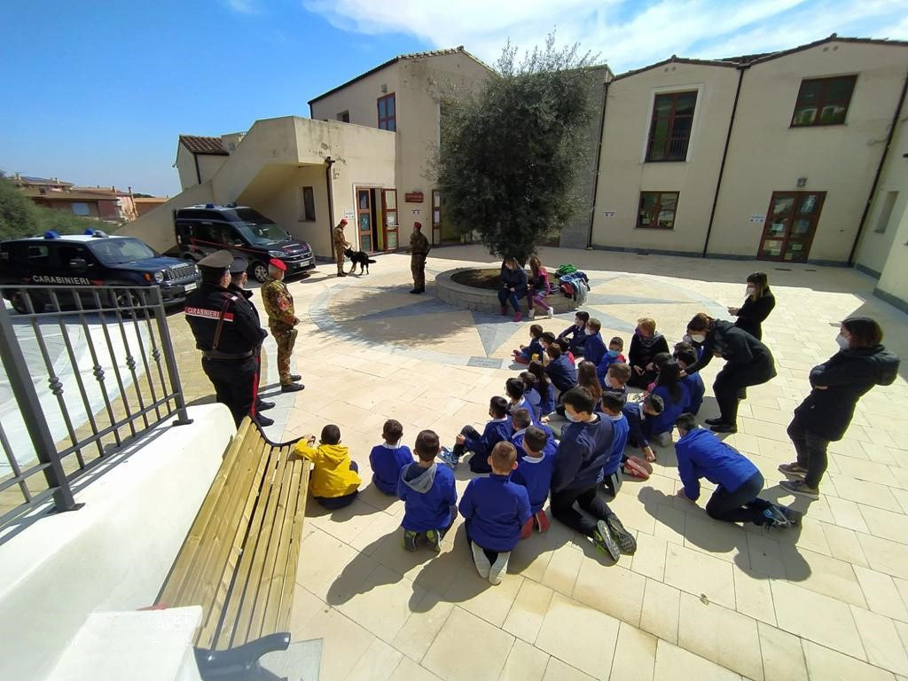 Ogiastra. Educazione alla legalità nelle Primarie con i cani poliziotto