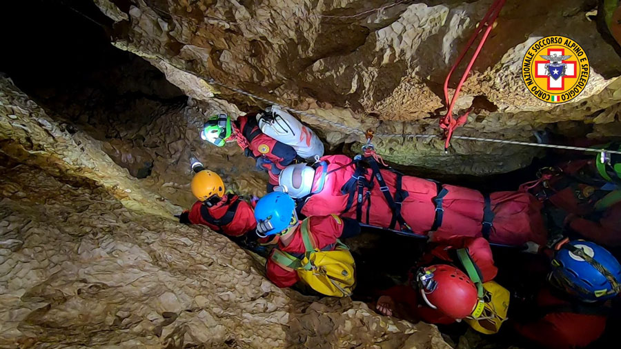 Soccorso Alpino. Esercitazione per 42 tecnici nella grotta del Guano per il recupero di una speleologa infortunata