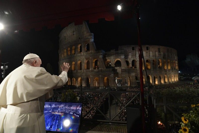 Papa Francesco per Via Crucis al Colosseo