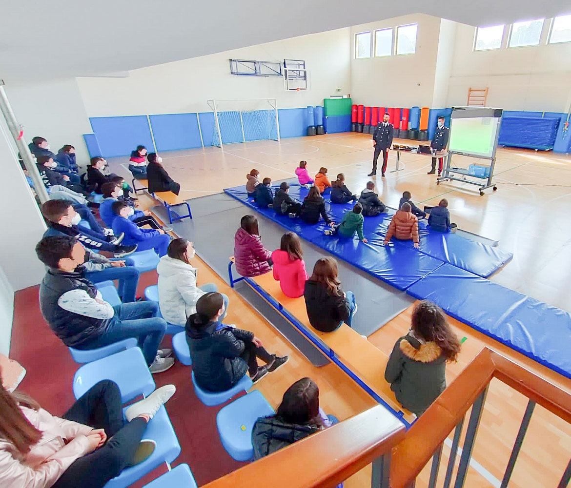 Cyber bullismo e bullismo. A Lula i Carabinieri incontrano gli studenti