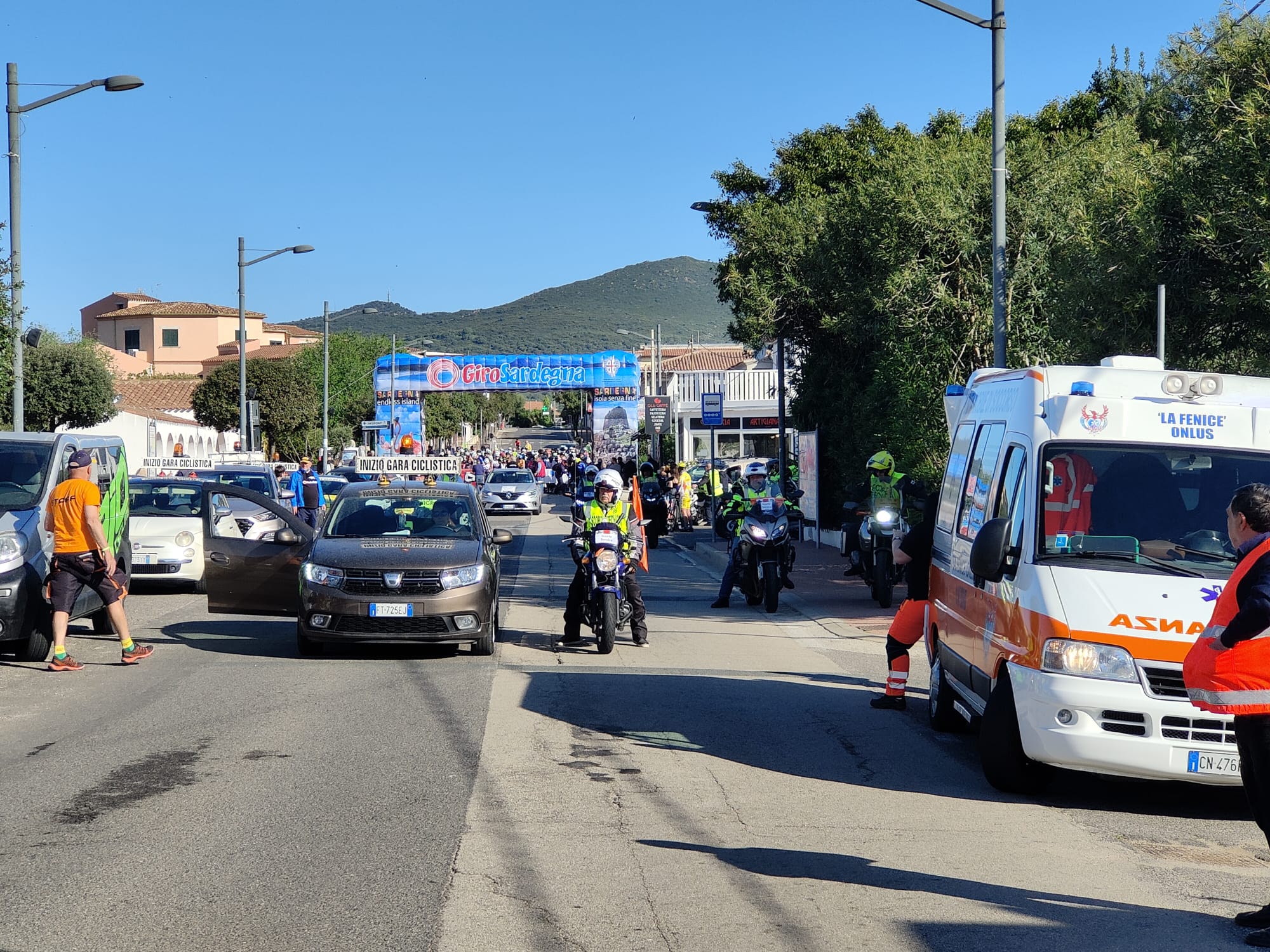 San Teodoro. Tragedia al Giro di Sardegna: ciclista muore a pochi chilometri dal traguardo