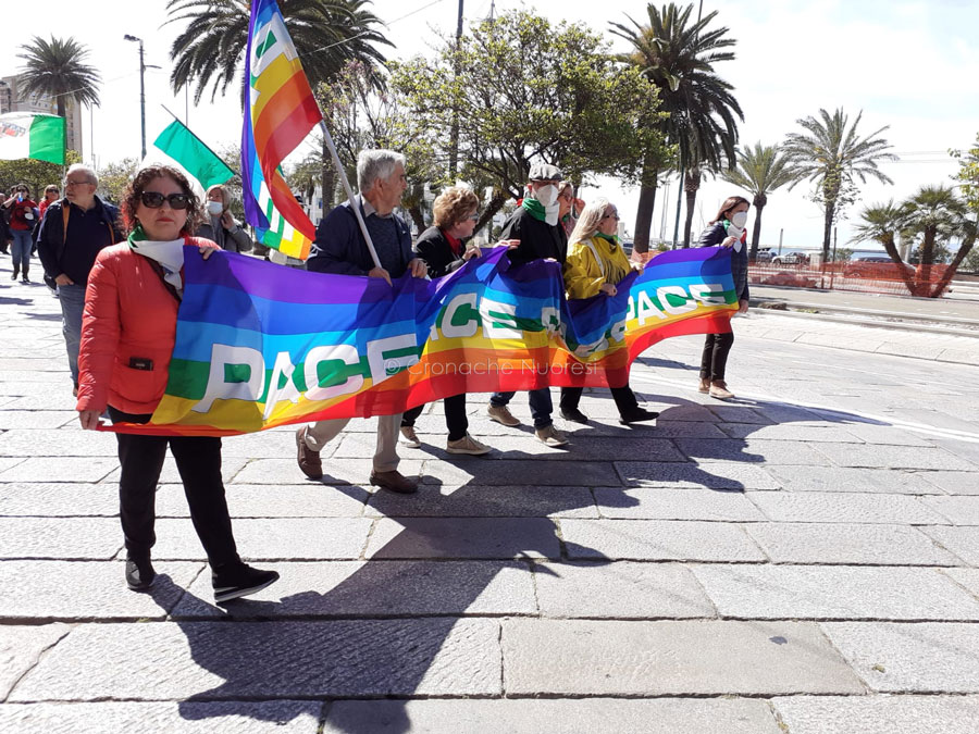 A Cagliari, nel giorno del 25 aprile, un lungo corteo invoca la pace
