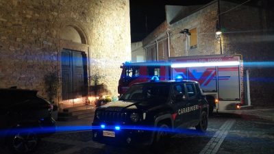 Forze dell'ordine sul luogo dell'incendio a Escalaplano